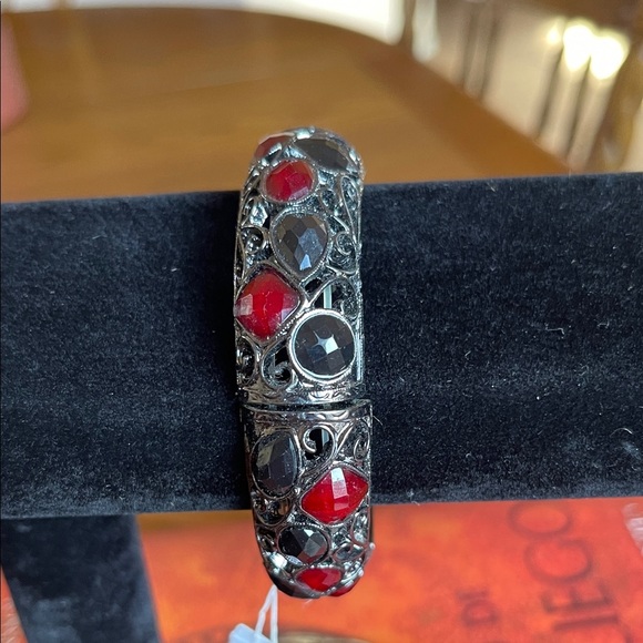 1928 Red and Black Filigree Bracelet - Picture 5 of 9